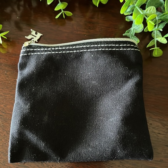 Kiehl's for Delta travel pouch with 10 items - Picture 3 of 14